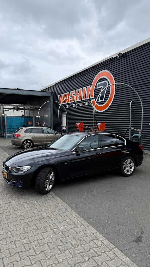 BMW 320i 2014 Zwart, Auto's, Achterwielaandrijving, 4 cilinders, Zwart, Origineel Nederlands