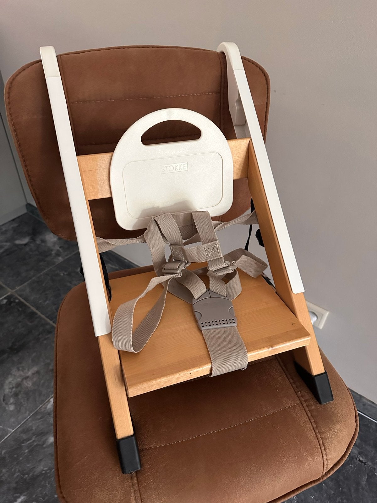 Stokke HandySitt draagbare kinderstoel - Wit/Hout, Kinderen en Baby's, Kinderstoelen, Ophalen, Gebruikt, Overige typen