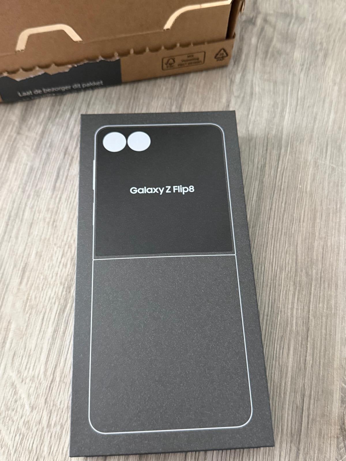 Samsung Galaxy Z Flip8 Wit GESEALD!!