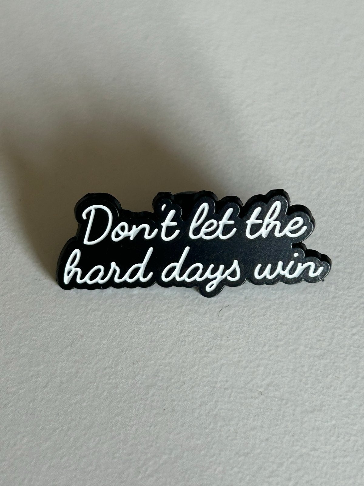Pin 'Don't let the hard days win' - Motivatie Speldje, Ophalen of Verzenden, Nieuw, Overige onderwerpen, Speldje of Pin