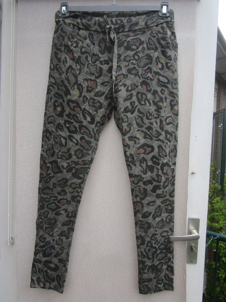 Makkelijke broek  groene panterprint  mt 40/42, Maat 38/40 (M), Nieuw, Ophalen of Verzenden, Onbekend