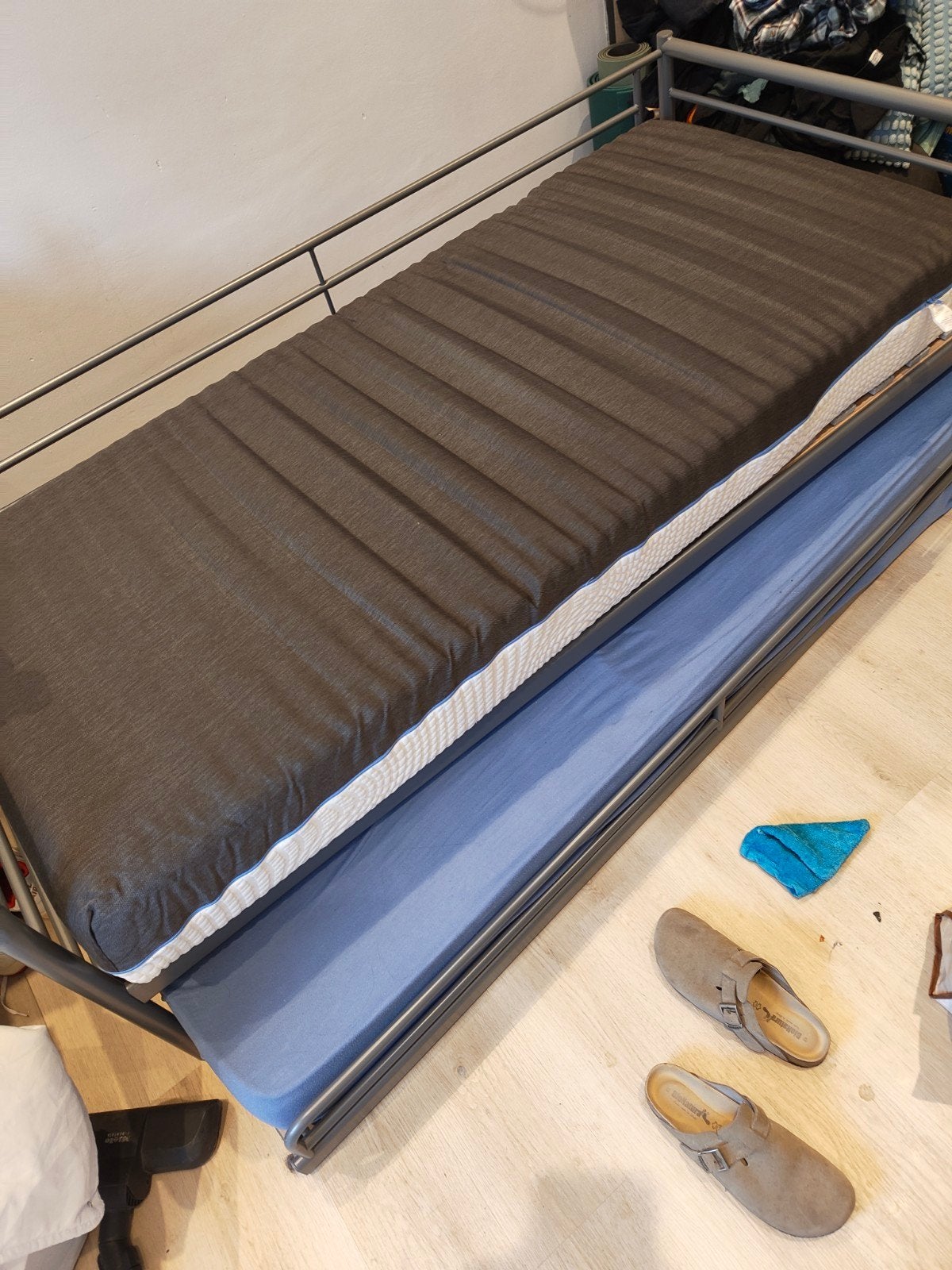 Eenpersoonsbed met uitschuifbaar logeerbed en matras, Ophalen, Gebruikt, 90 cm, Eenpersoons