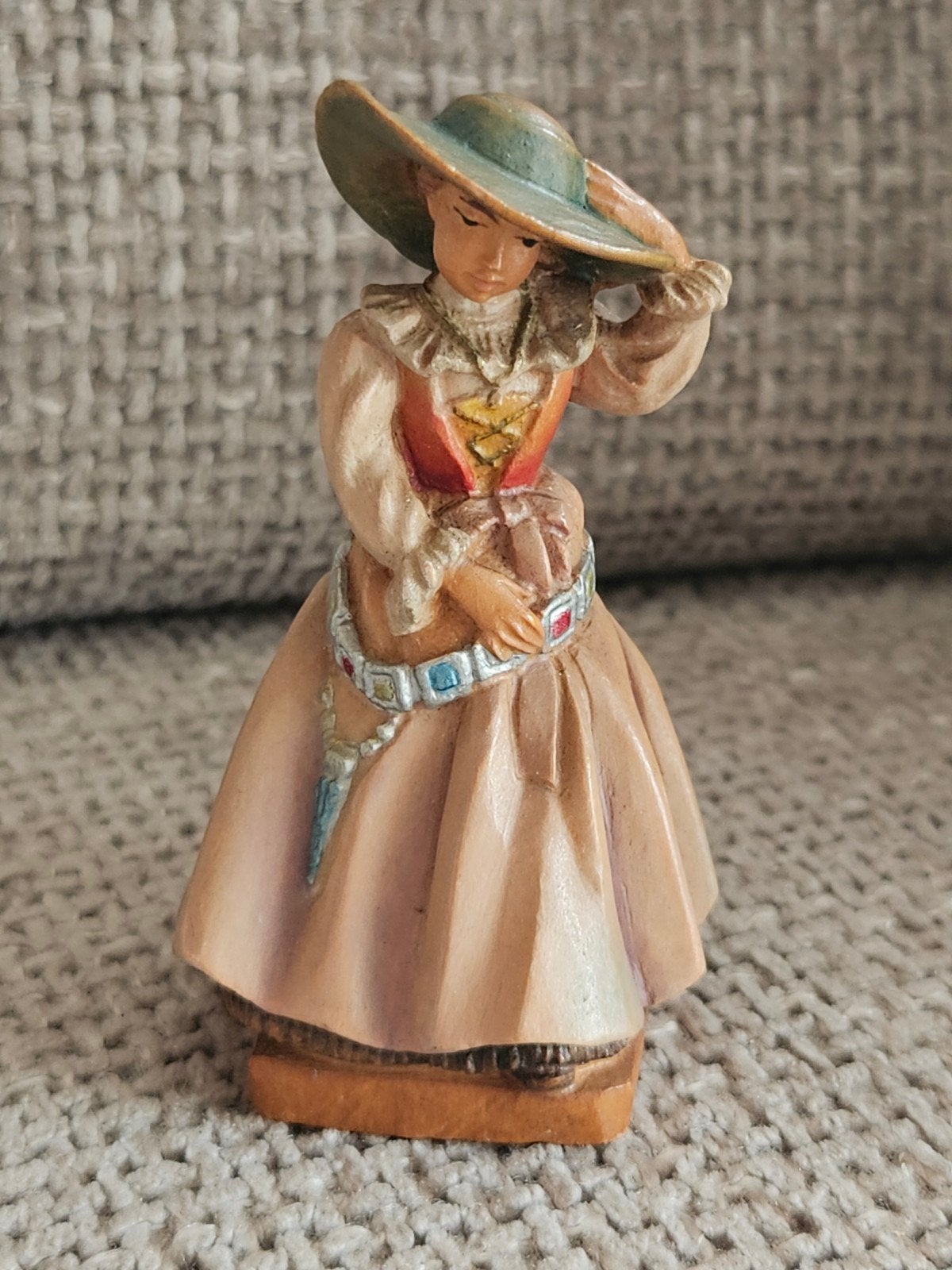 ANRI Houten Beeldje Tyroolse Dame met Hoed en Riem, Ophalen of Verzenden, Gebruikt, Mens