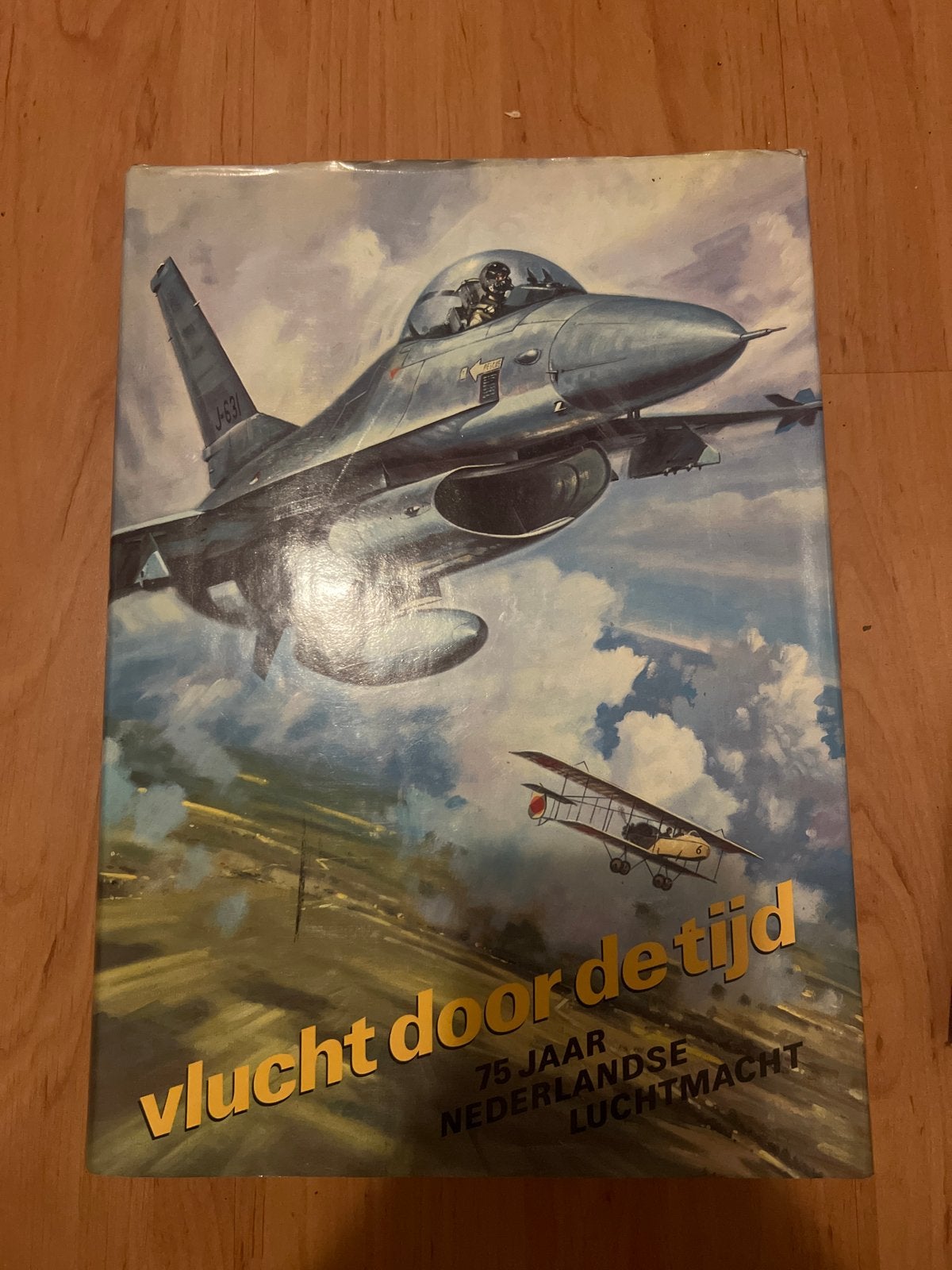 Vlucht door de tijd: 75 jaar Nederlandse Luchtmacht, Ophalen of Verzenden, 1945 tot heden, Gelezen, Luchtmacht