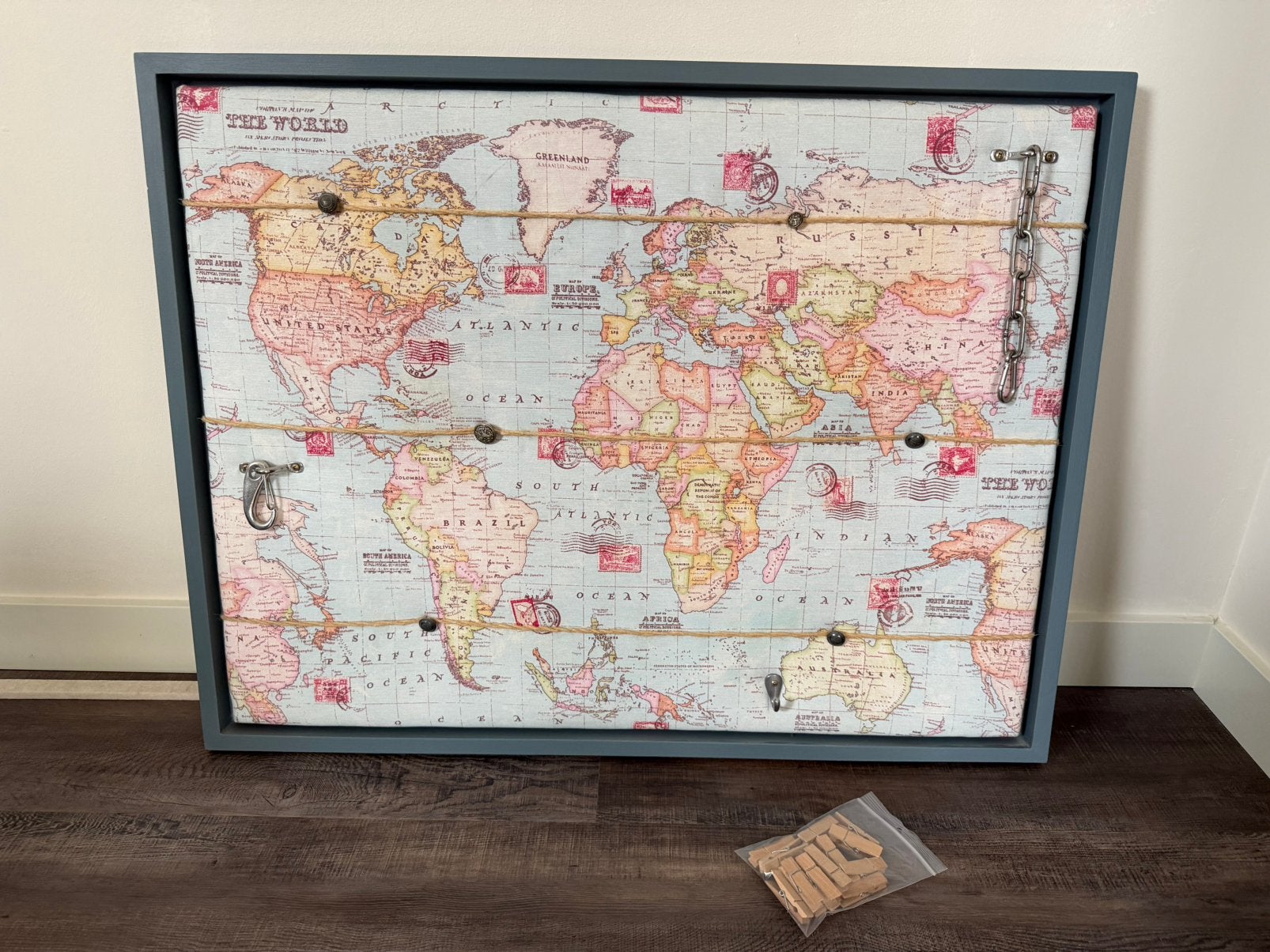 Wereldkaart met lijst / wandbord / prikbord 87x66cm, Ophalen, Ingelijst, Zo goed als nieuw, Wanddecoratie