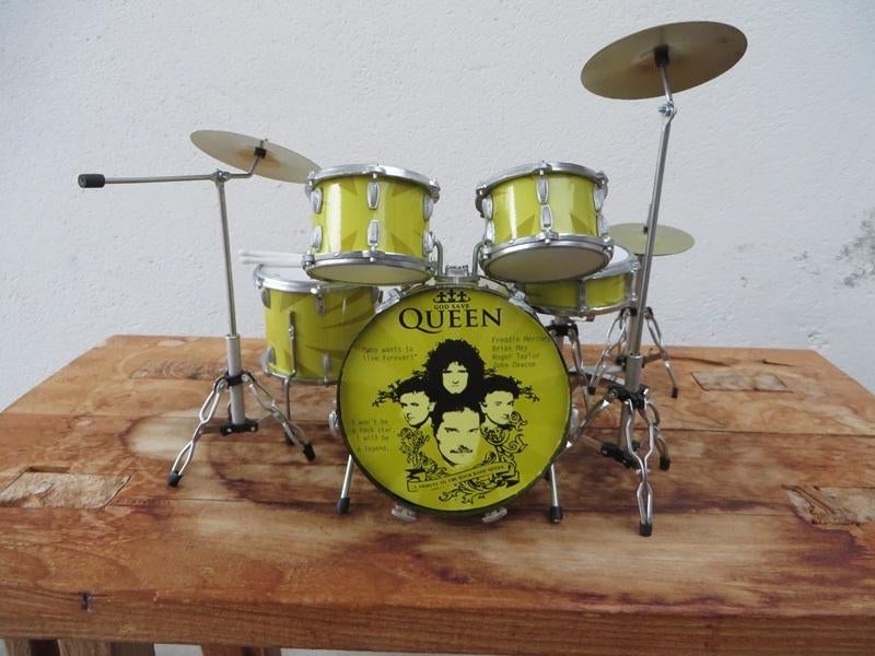 EXCLUSIEF miniatuur drumstel QUEEN Luxe uitvoering, Ophalen of Verzenden, Nieuw, Instrument of Toebehoren