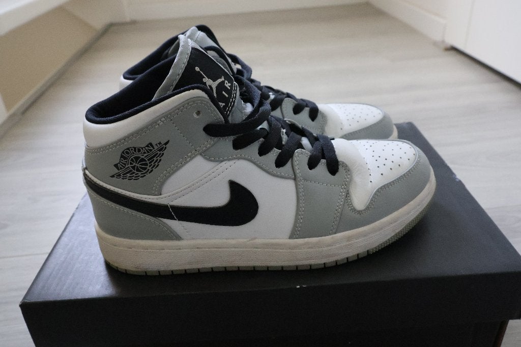 Nieuwstaat! Nike Jordan 1 Mid grijs smokey grey, Ophalen, Meisje, Schoenen, Zo goed als nieuw