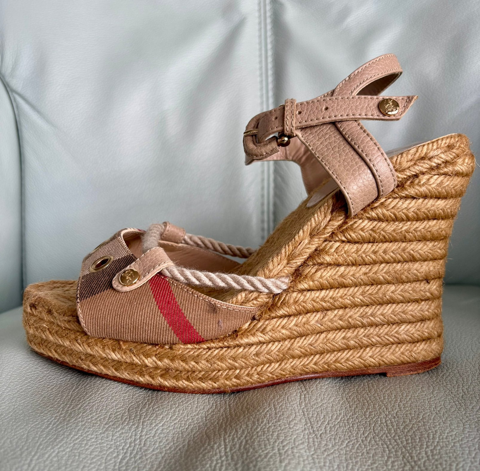 BURBERRY sandalen met sleehak 39, Ophalen of Verzenden, Zo goed als nieuw, Sandalen of Muiltjes