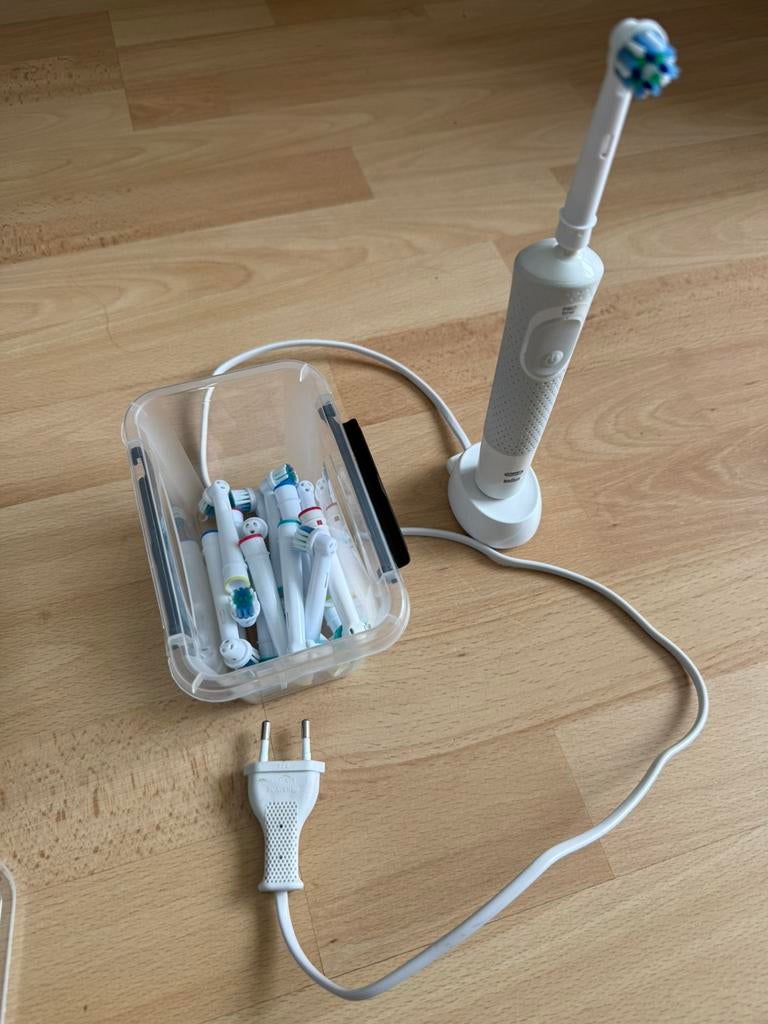 Electrische tandenborstels 2*, oral b, en 19 nieuwe borstels, Ophalen of Verzenden, Gebruikt, Tandenborstel