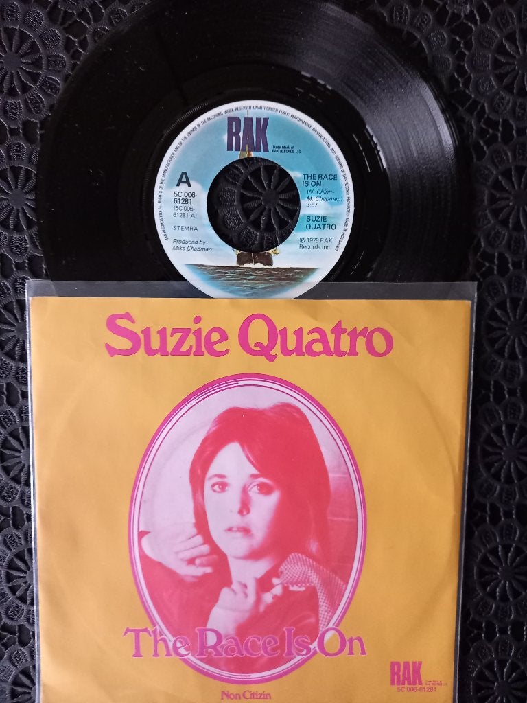 Suzi Quatro - The Race Is On 1978 IN ZÉÉR GOEDE STAAT!, Gebruikt, 7 inch, Single, Ophalen of Verzenden