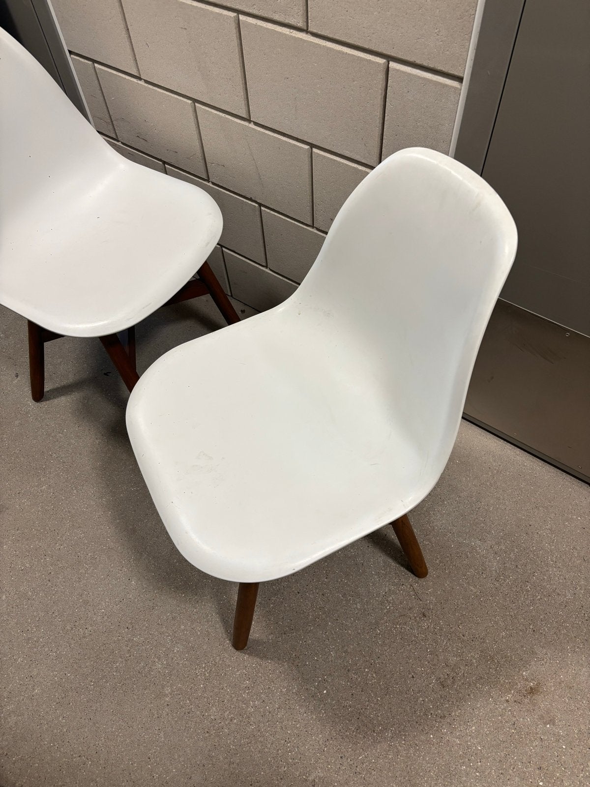 Set van 2 Witte Eames Stijl Stoelen met Houten Poten, Ophalen, Gebruikt, Twee, Wit