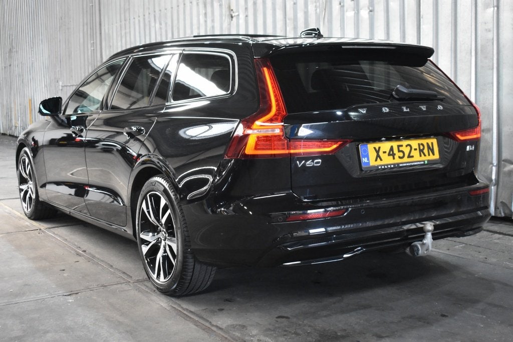 Volvo V60 B4 197PK Plus Dark | Trekhaak | Leder | Schuifdak, 4 cilinders, 1634 kg, 24 maanden, Zwart