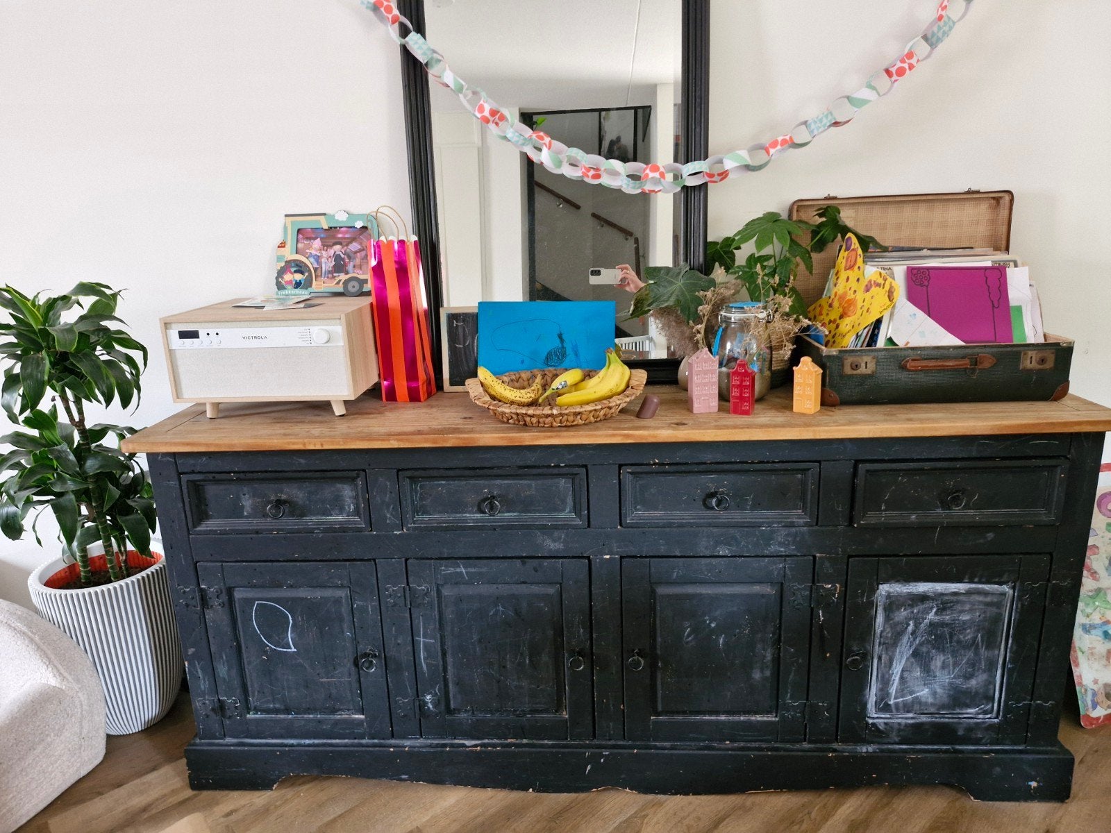 Zwart dressoir met houten blad en lades, Huis en Inrichting, Kasten | Dressoirs, Gebruikt, 150 tot 200 cm, 50 tot 75 cm, Met lade(s)