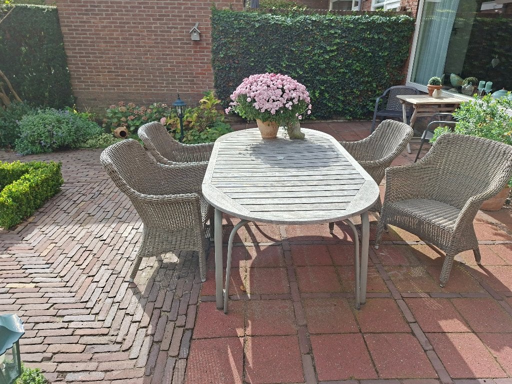 Tuintafel van het merk Preston en 4 kunststof rietenstoelen, Ophalen, 4 zitplaatsen, Kunststof, Gebruikt