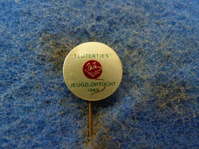 Speldje Teutertjes jeugd - optocht 1965, Verzamelen, Speldjes, Pins en Buttons, Ophalen of Verzenden, Zo goed als nieuw, Overige onderwerpen