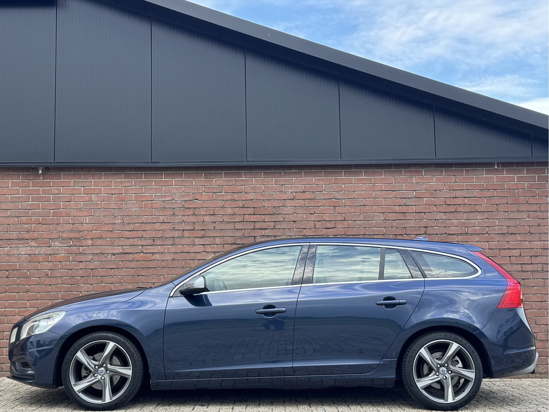 Volvo V60 1.6 T3 R-DESIGN | NL-AUTO! | DEALER OH! | 1E EIG!, Voorwielaandrijving, Gebruikt, Zwart, 4 cilinders