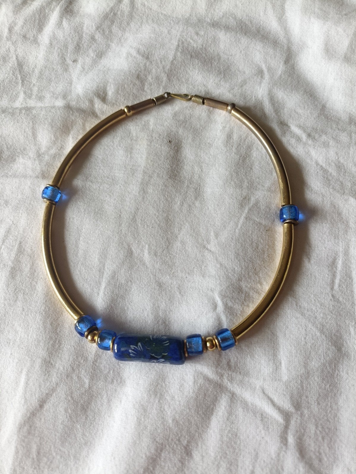 Vintage jr '70 Choker met glas- porselein kralen, messing, Sieraden, Tassen en Uiterlijk, Ophalen of Verzenden, Gebruikt, Blauw