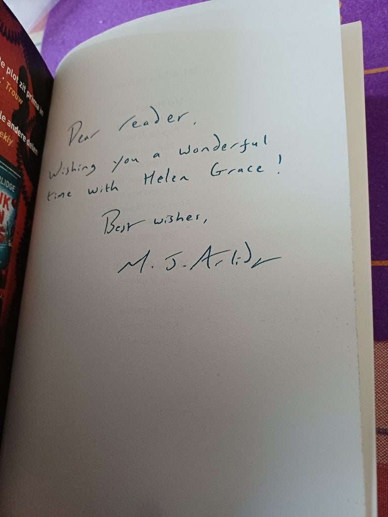 Foto 5 van M.J.Arlidge Nog lang niet Paperback.