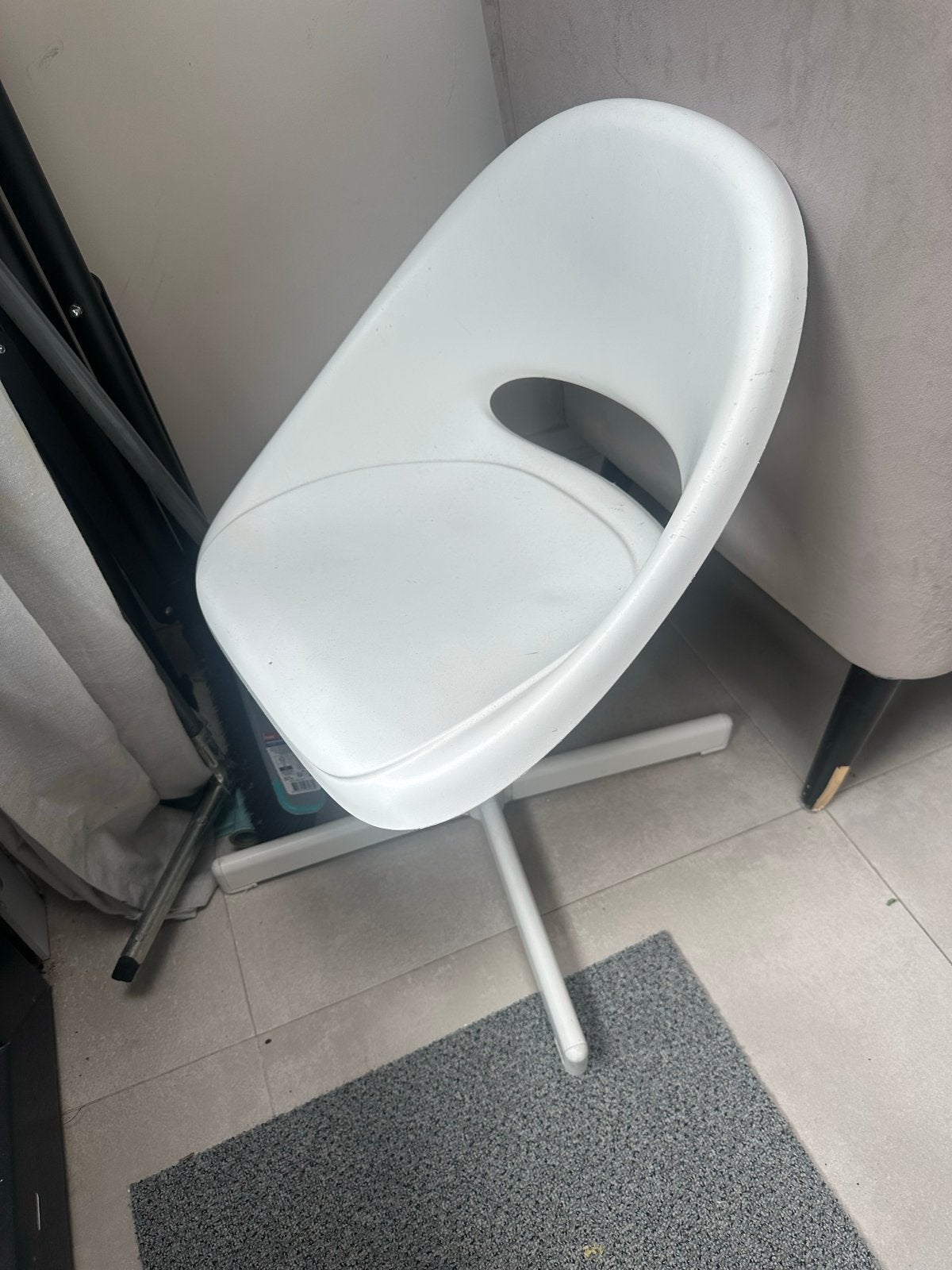 Gratis!! Witte kinderstoel - Ideaal voor de kinderkamer, Huis en Inrichting, Stoelen, Ophalen, Kunststof, Gebruikt, Wit