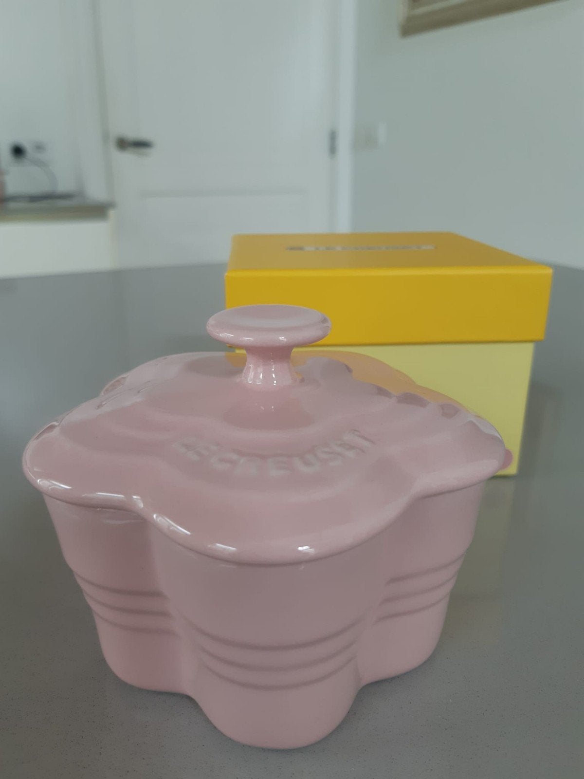 Le Creuset Bloemvormige Ramekin Chiffon Pink, Ophalen of Verzenden, Nieuw, Aardewerk, Overige stijlen