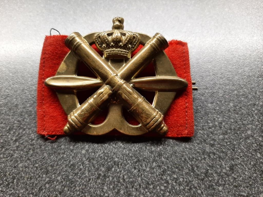 Luchtdoelartillerie  - baret embl.met geweven achtergrond., Ophalen of Verzenden, Landmacht, Nederland, Embleem of Badge