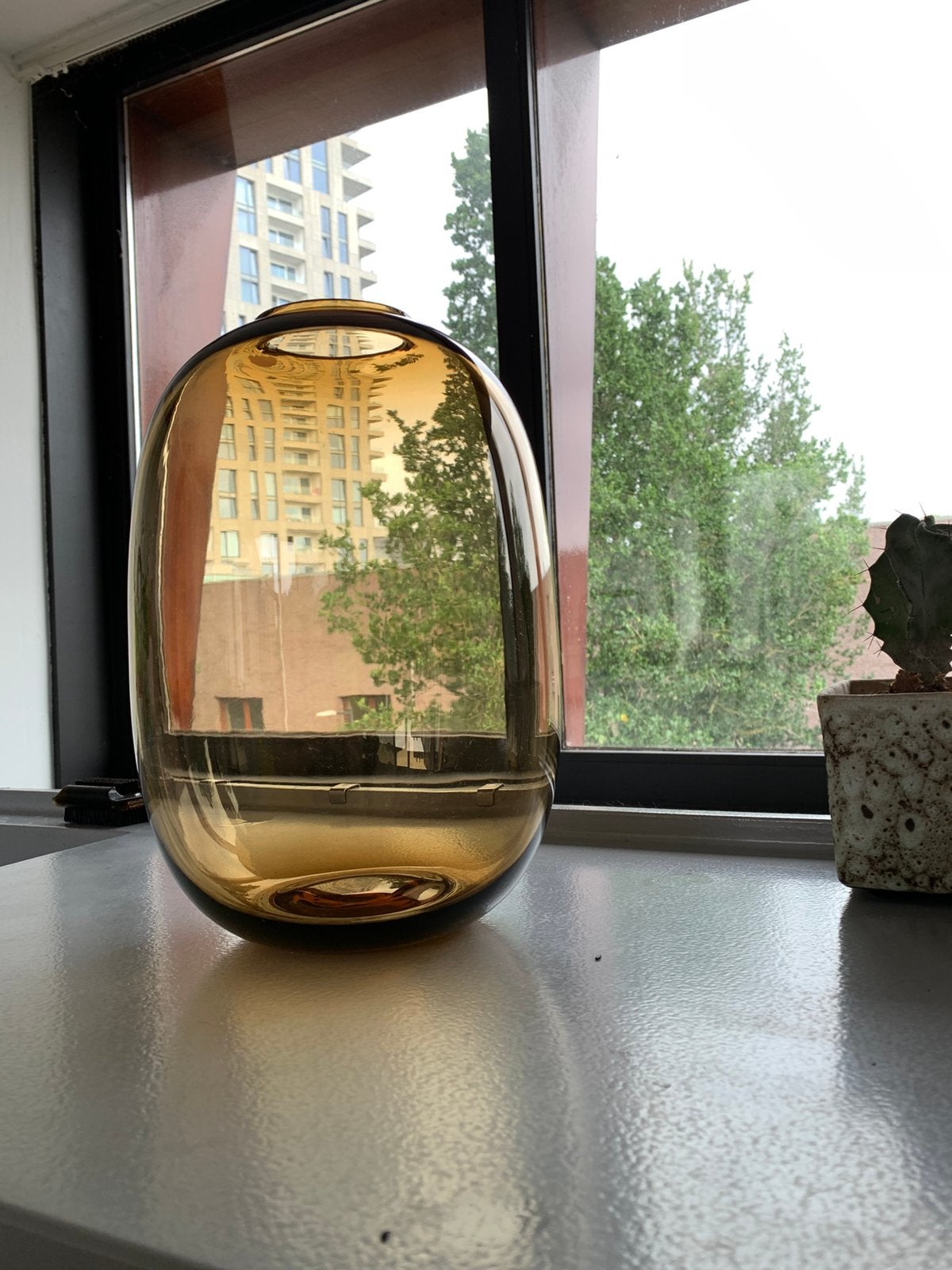 Mooie bruingeel rookglas bolvaas, ca 28 hoog, Huis en Inrichting, Ophalen of Verzenden, Zo goed als nieuw
