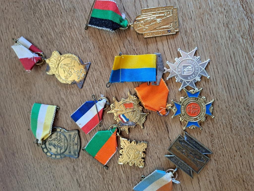 Diverse oude medailles met linten - Verzameling, Ophalen of Verzenden, Brons, Nederland