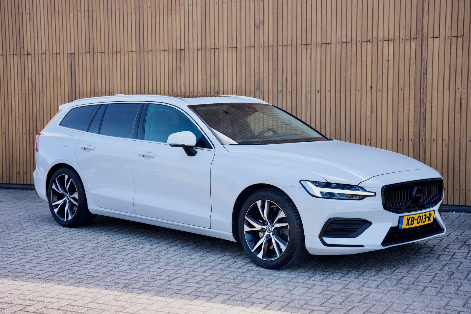 Volvo V60 T5 250pk Geartronic 2018 Wit, 1800 kg, Euro 6, 4 cilinders, 1969 cc