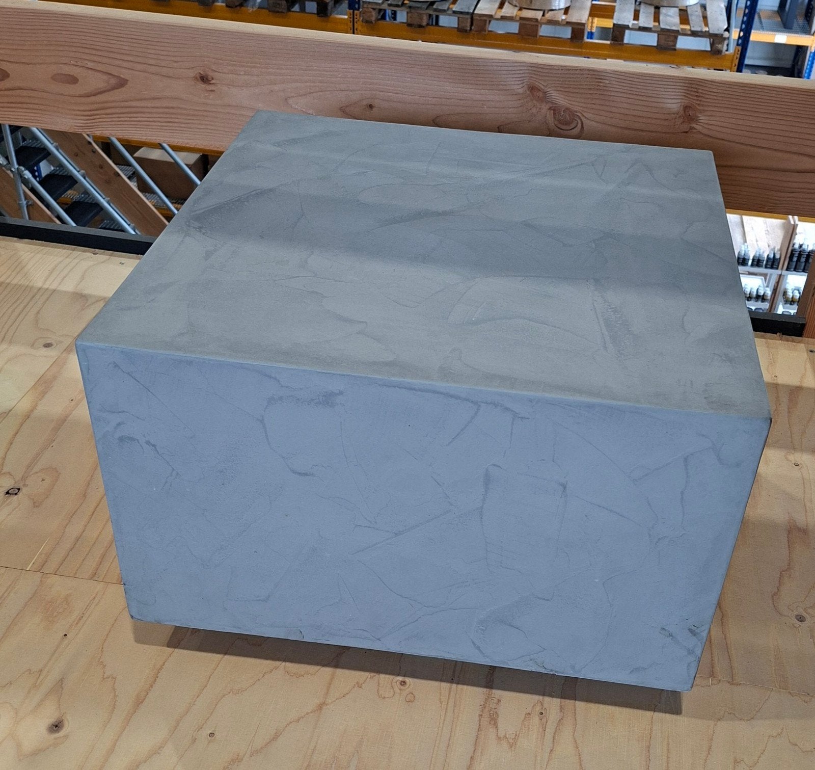 Showroom opruiming: Betonlook Hocker Betongrijs 60x60x40cm, Ophalen, Overige materialen, Nieuw, 50 tot 75 cm