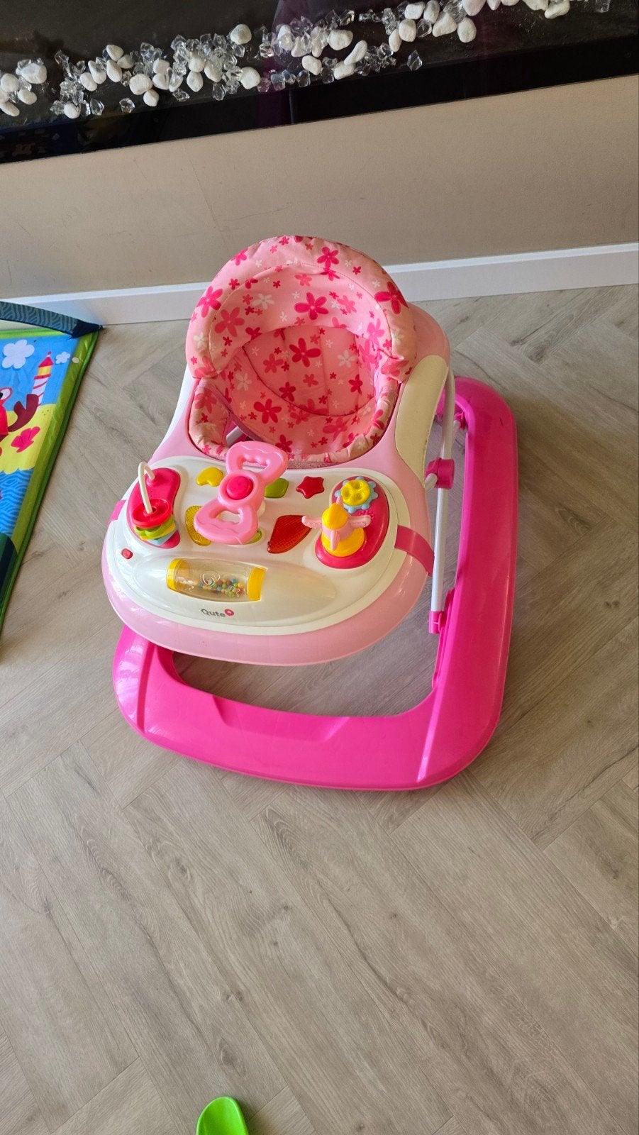 Roze loopstoel van Qute met geluid en wieltjes, Ophalen of Verzenden, Gebruikt, Overige typen, Met wieltjes