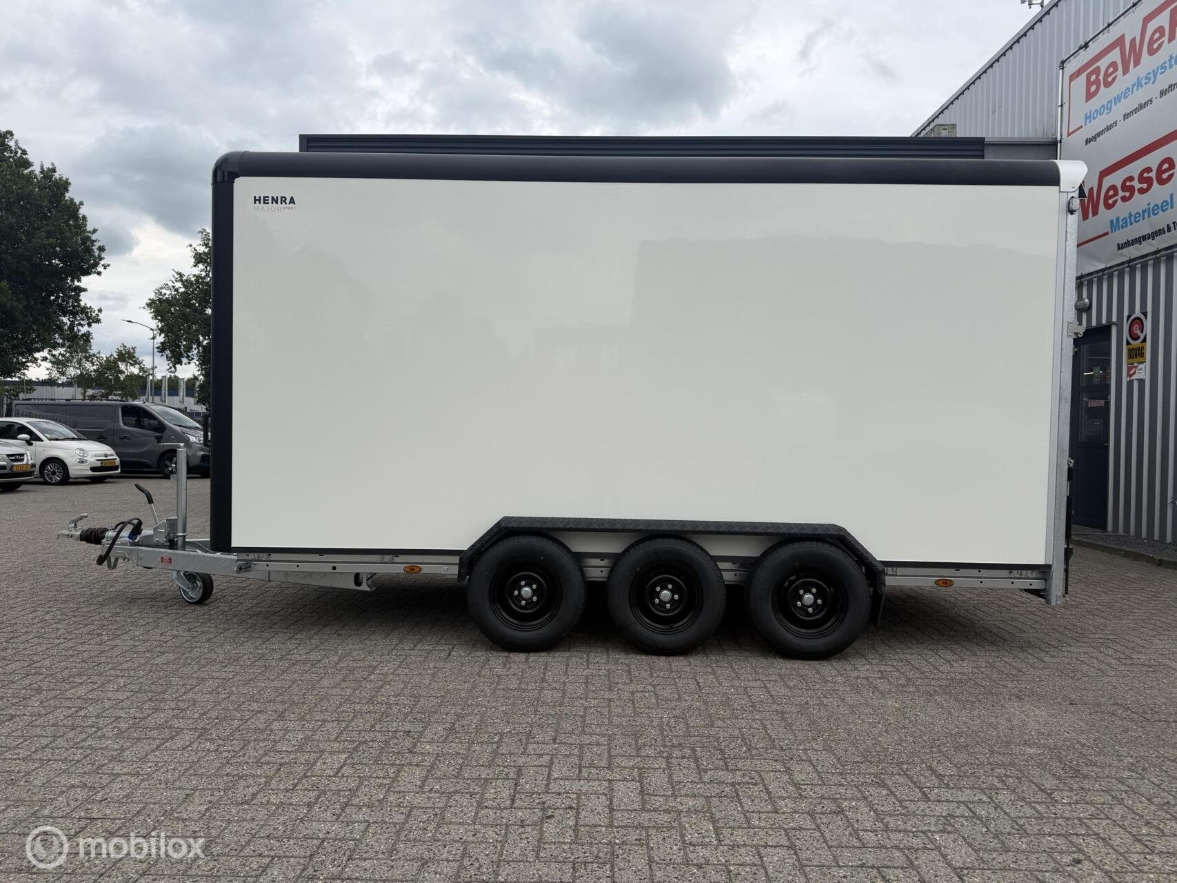 Voorraad HENRA 465x184x220cm 3.500kg gesloten met oprijklep, HENRA, Nieuw