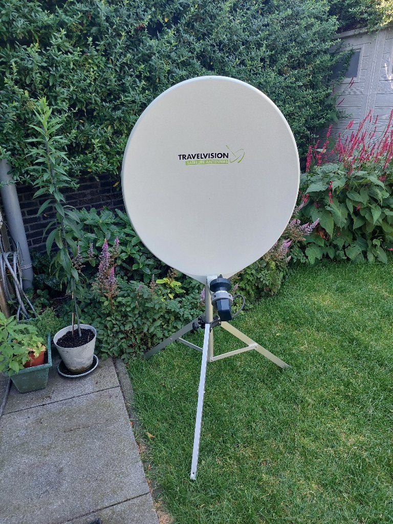 Volautomatische satelliet schotel  plus TV, Ophalen, Zo goed als nieuw, (Schotel)antenne, Overige merken