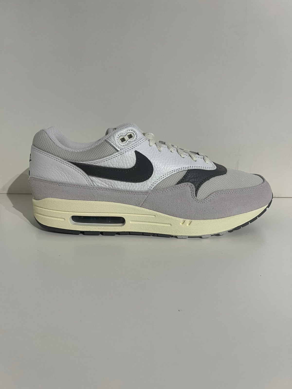 Nike Air Max 1 light bone iron grey, Overige kleuren, ., Nieuw, Ophalen of Verzenden
