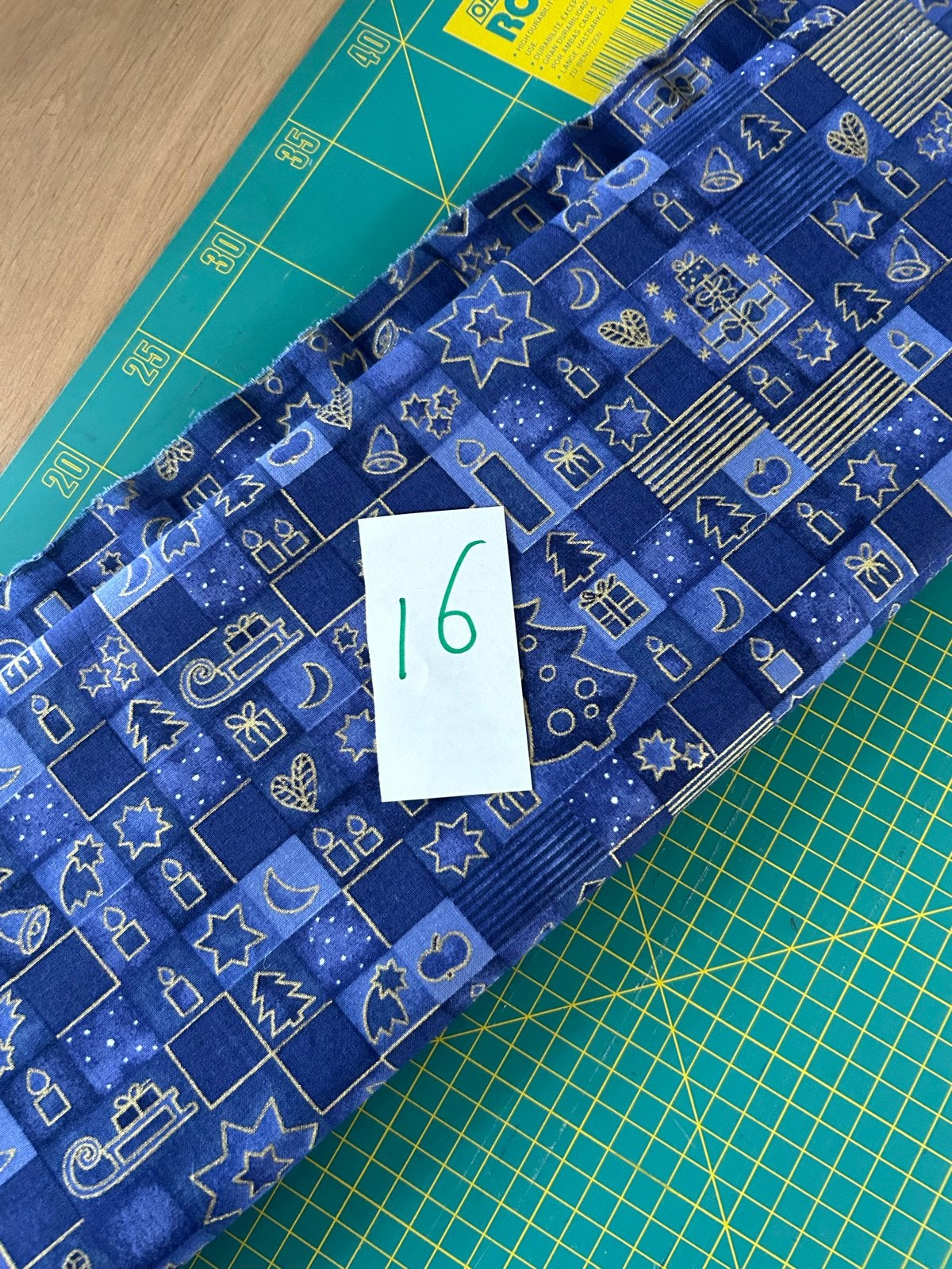 Kerststof Blauw met Gouden Patronen quiltstof, Gebruikt, Blauw, Ophalen of Verzenden, 30 tot 120 cm