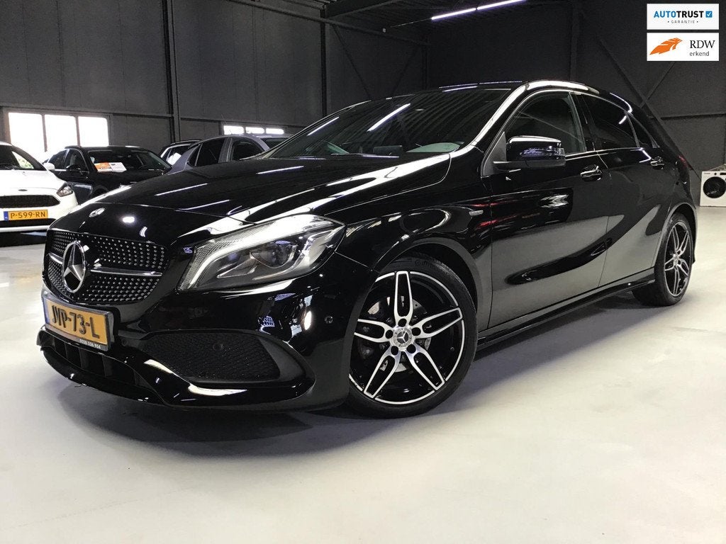 Mercedes-Benz A-KLASSE 180 Ambition I AMG Edition I 18inch I, Voorwielaandrijving, Gebruikt, 4 cilinders, Lichtsensor