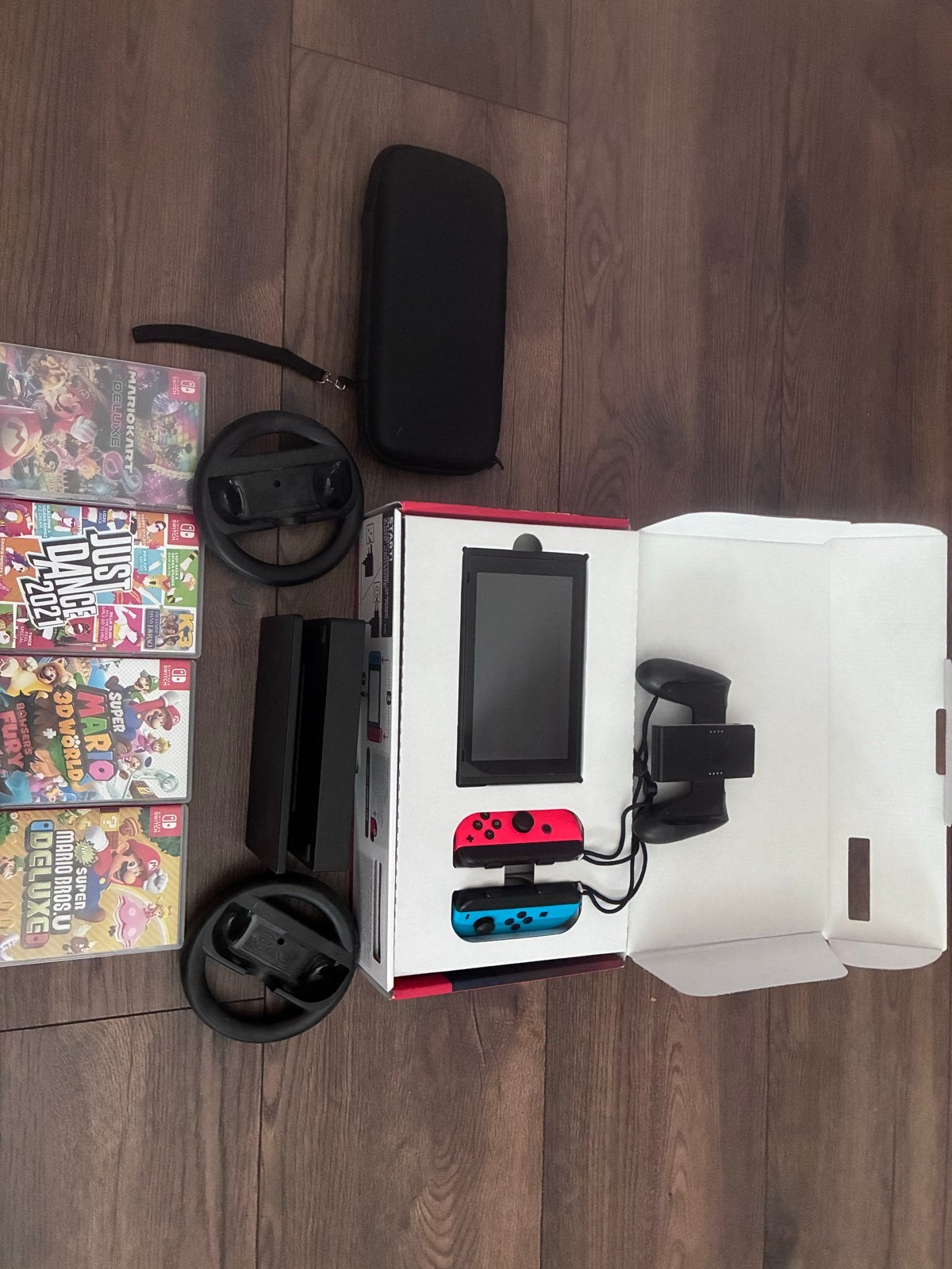 Nintendo Switch V2 in absolute nieuwstaat met games, Met games, Met 2 controllers, Ophalen of Verzenden, Zo goed als nieuw