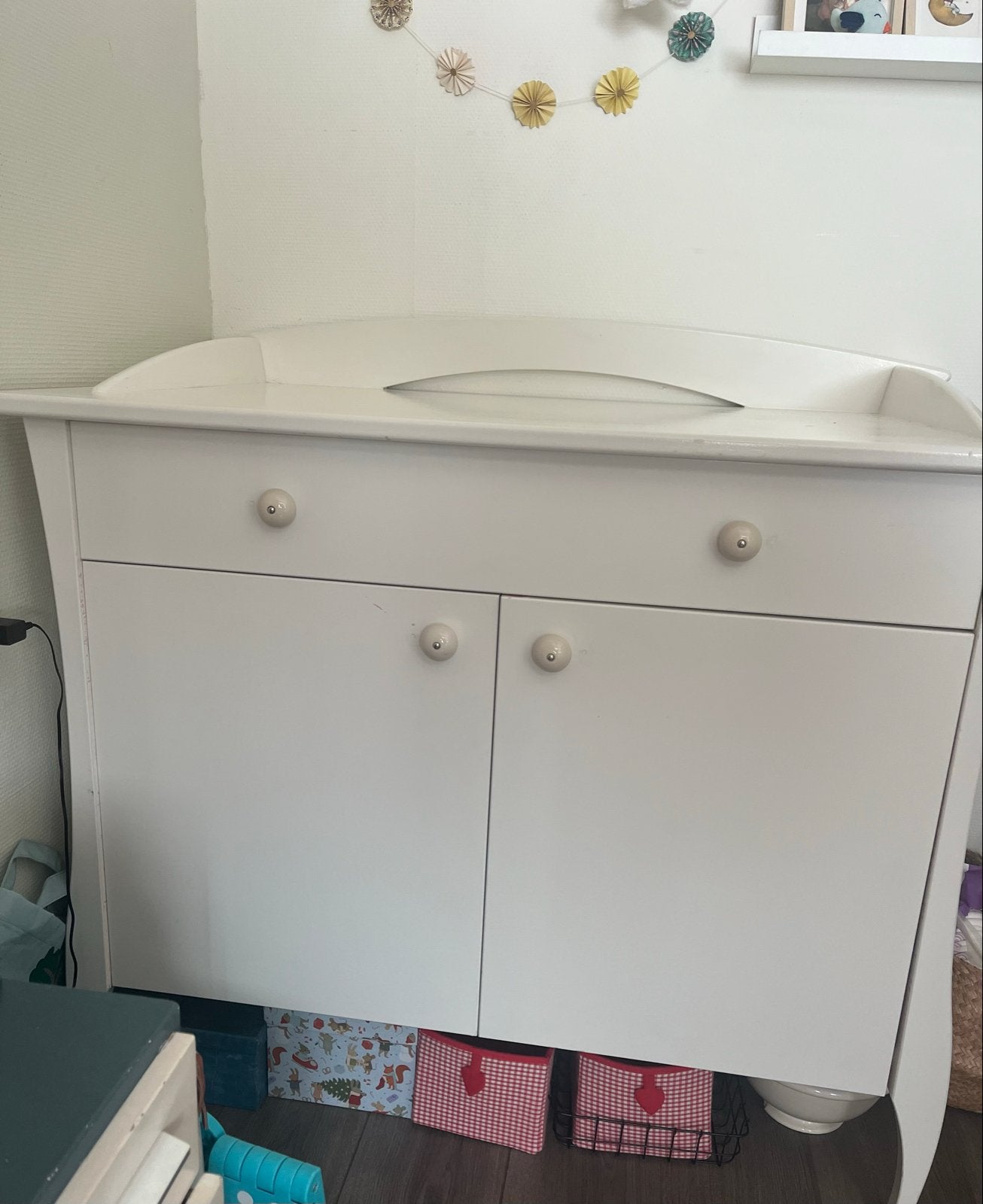 Witte commode met opstaande rand en lades, Ophalen, 50 tot 70 cm, Zo goed als nieuw, 75 tot 100 cm