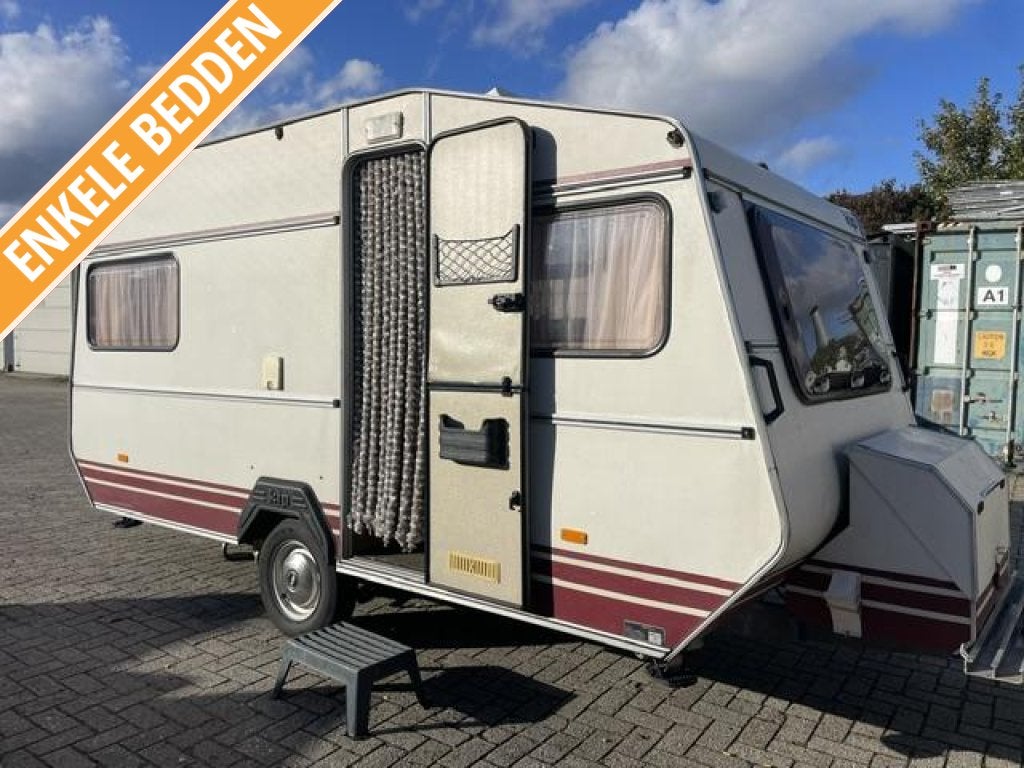 Kip De Luxe 450 1981; enkele bedden zit; tent+luifel, Fietsenrek, Kip, 2 aparte bedden, Bedrijf