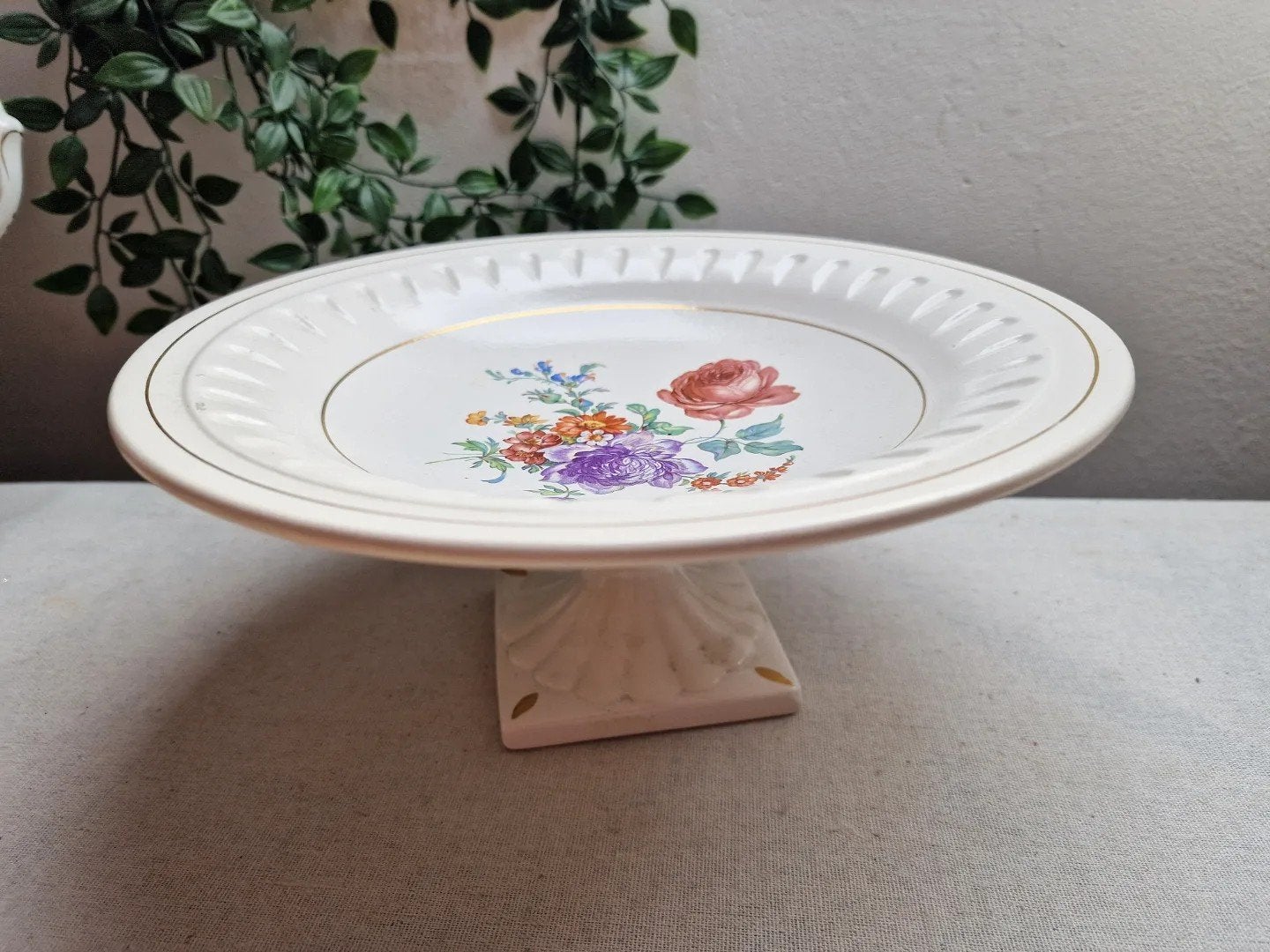 Schaal op voet Flora Gouda plateel, Antiek en Kunst, Antiek | Keramiek en Aardewerk, Ophalen of Verzenden