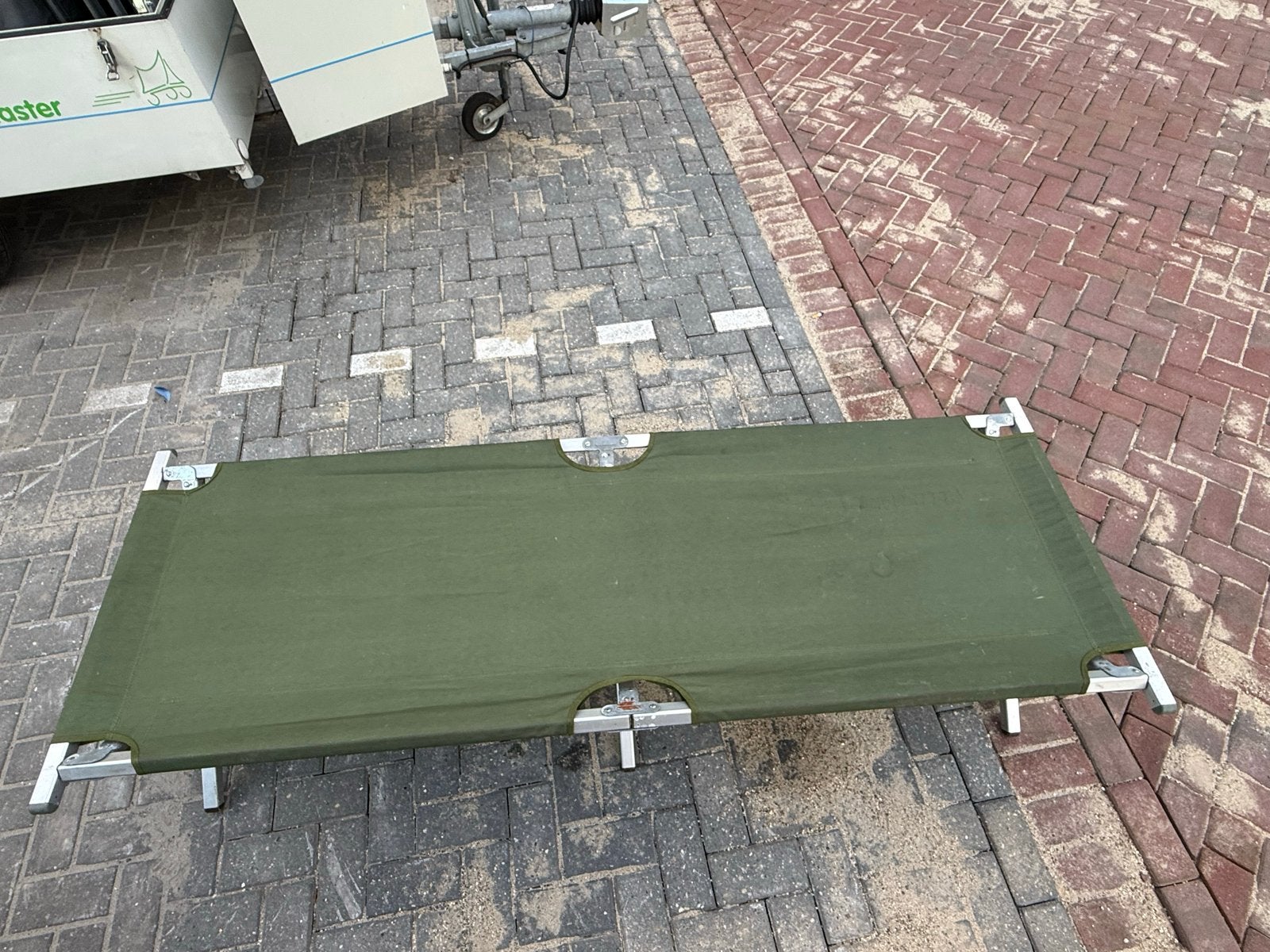 4x Militaire Veldbedden - Opklapbaar Aluminium, Ophalen of Verzenden, Gebruikt