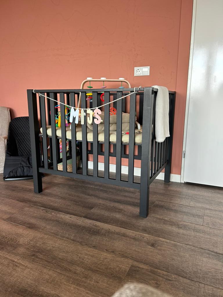 Zwarte baby box + matras, Kinderen en Baby's, Boxen, Ophalen, Gebruikt, Rechthoekig, In hoogte verstelbaar