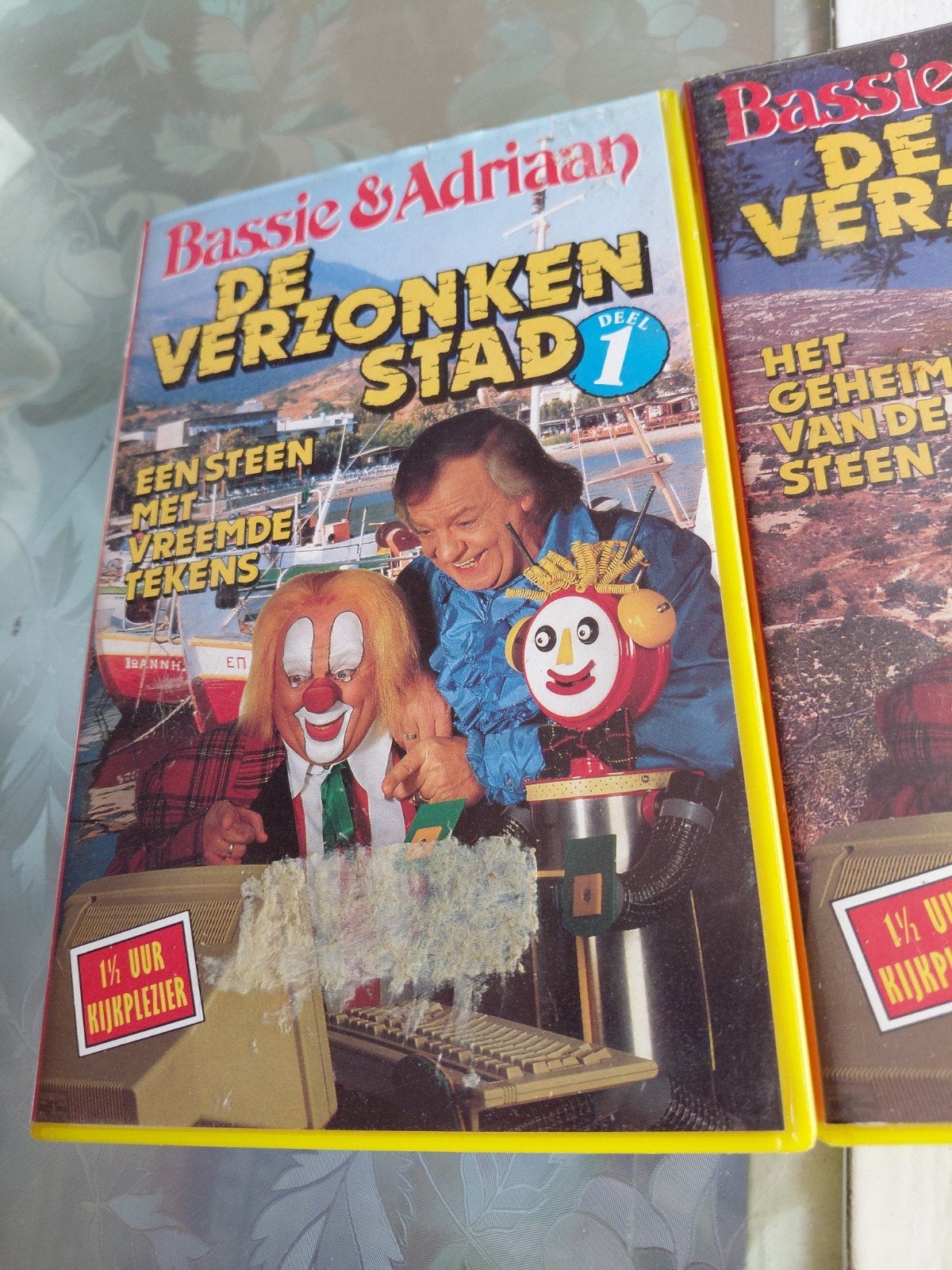 Bassie & Adriaan - De Verzonken Stad (Deel 1 & 2) | CNR., Cd's en Dvd's, Ophalen of Verzenden, Gebruikt, Serie, VHS