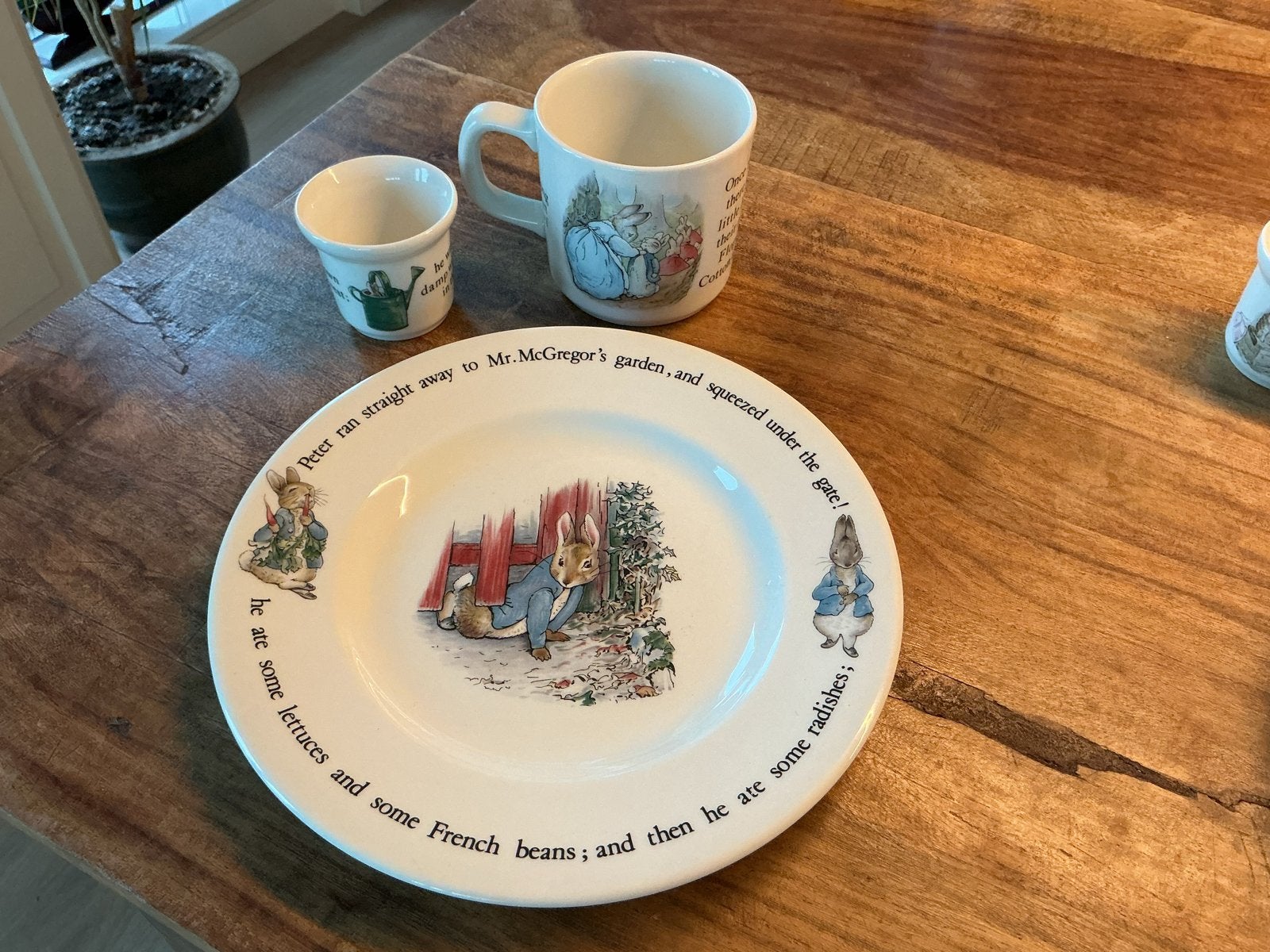 Wedgwood Peter Rabbit ontbijtset: bord, mok, eierdop, Huis en Inrichting, Keramiek, Ophalen of Verzenden, Zo goed als nieuw, Wedgwood