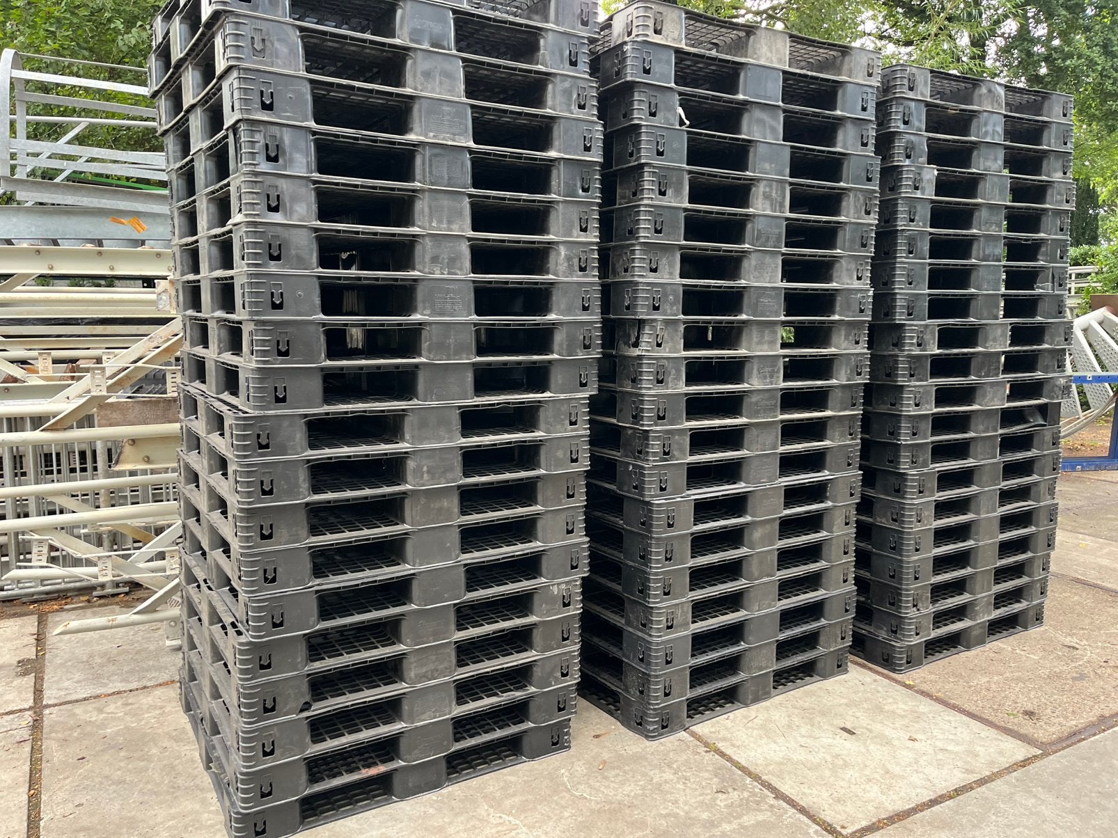 92x Kunststof pallets 110x110 cm 15x 110x130 cm Hoogte 12 cm, Ophalen, Gebruikt, 100 cm of meer, 60 cm of meer