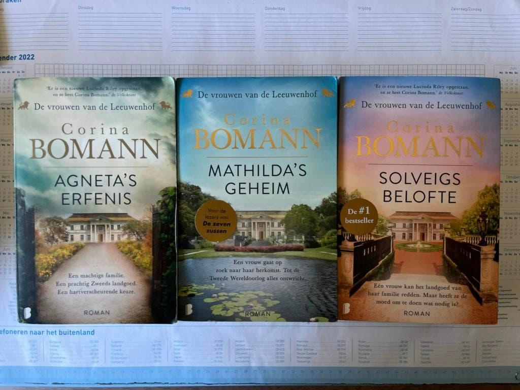 Trilogie De Vrouwen van de Leeuwenhof - Corina Bomann, Boeken, Romans, Zo goed als nieuw, Nederland, Ophalen of Verzenden