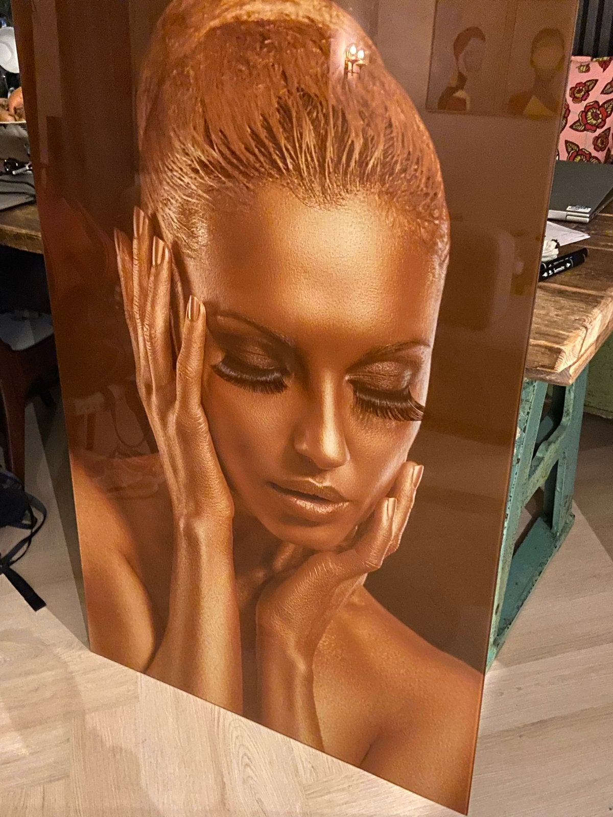 Gouden Vrouw Portret op Plexiglas, Ophangklaar, Kunststof, Ophalen of Verzenden, Print
