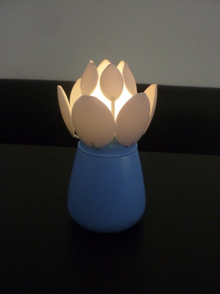 Glowing Flower blauw/ Bewegend lampje / batterij - NIEUW !!, Blauw, Kunststof, Nieuw, Ophalen of Verzenden