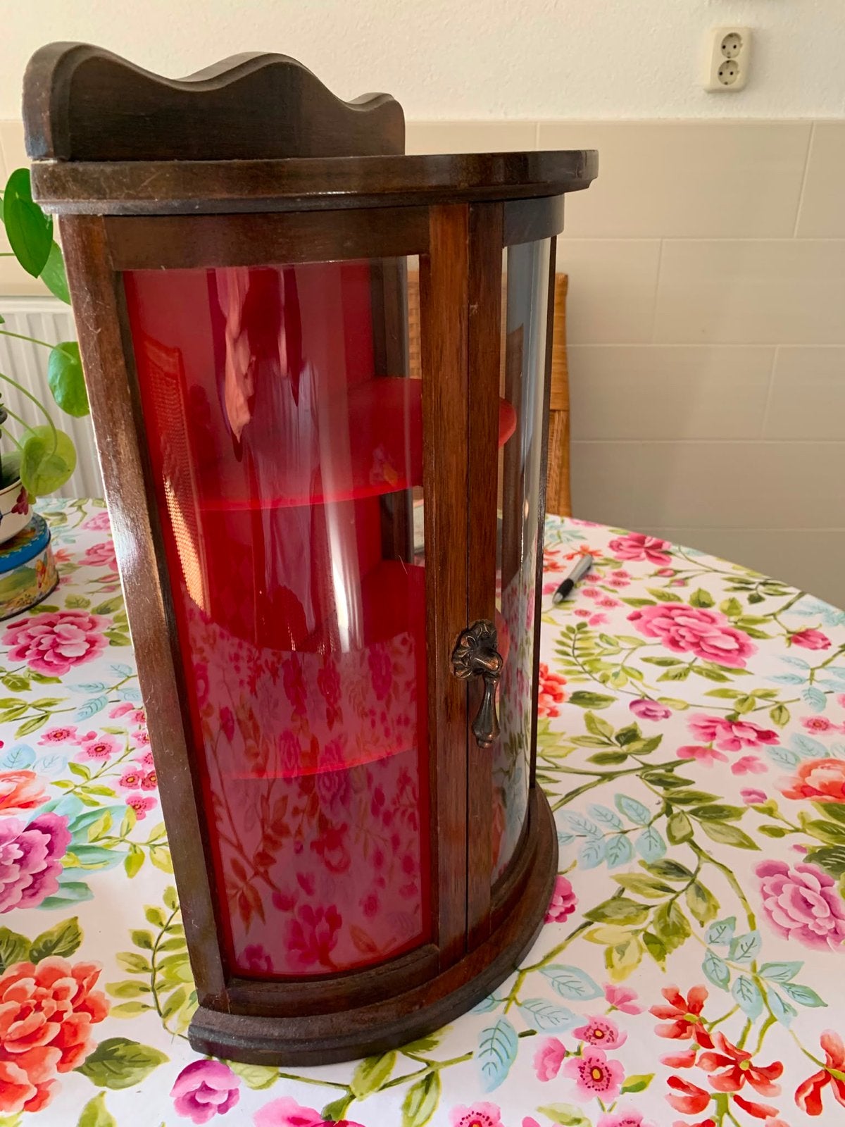 Vintage houten vitrinekastje met gebogen glas, Antiek en Kunst, Ophalen