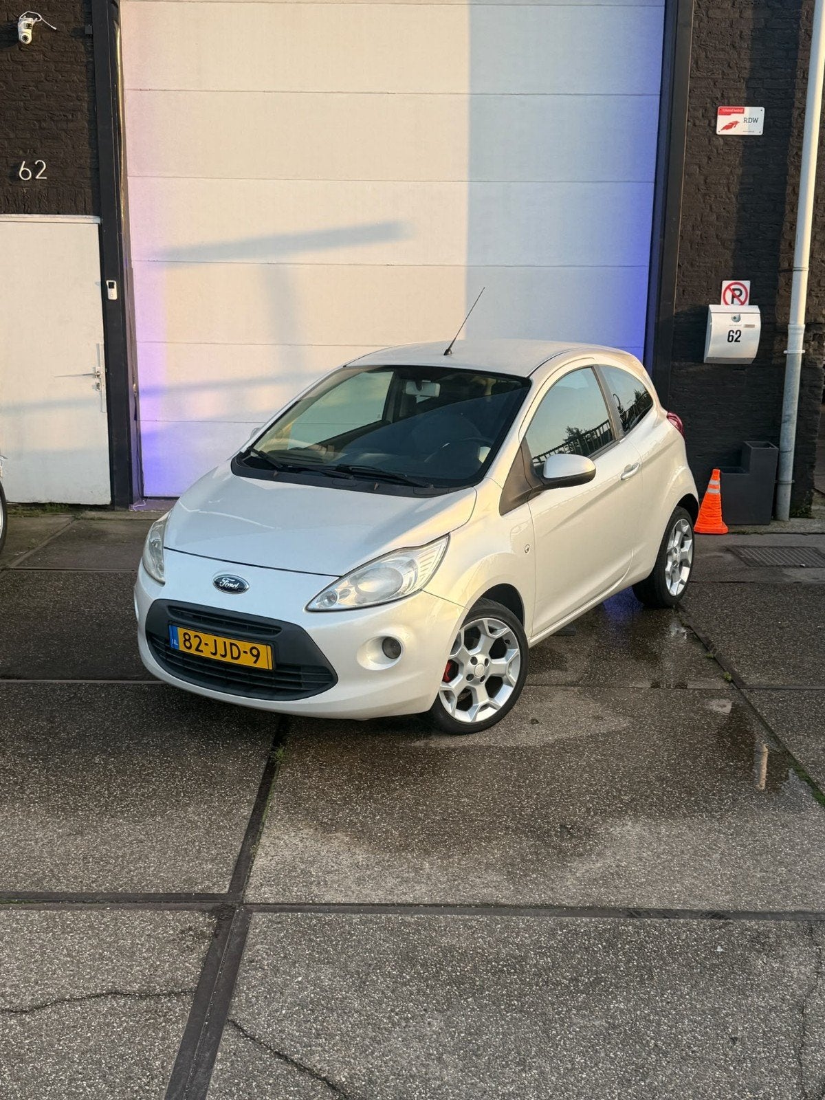 Ford Ka 1.2 51KW 2009 Wit en Nieuwe APK, Voorwielaandrijving, 1242 cc, 4 cilinders, 4 stoelen