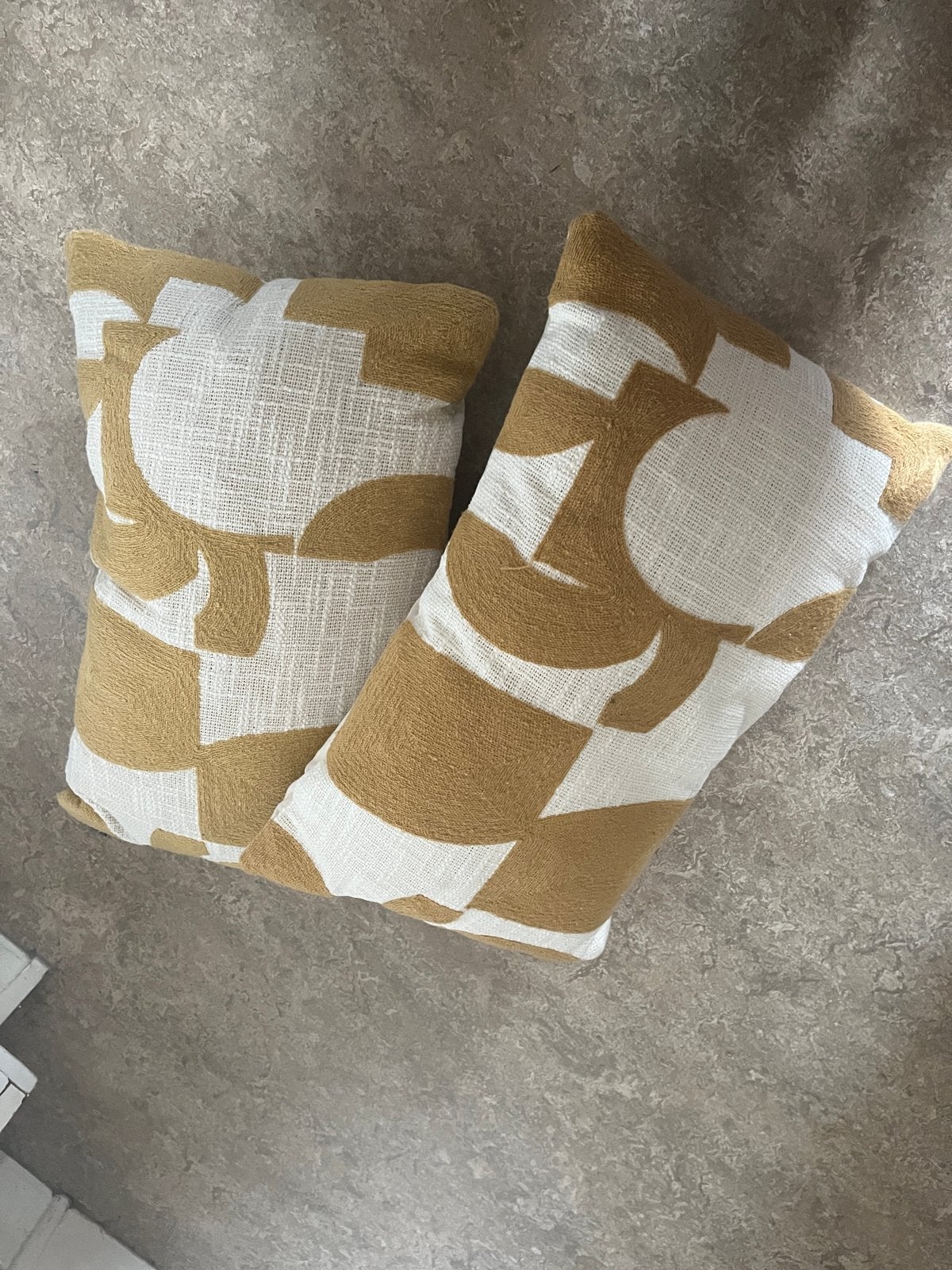 Set van 2 rechthoekige sierkussens beige/wit retro, Meerkleurig, Met print, Ophalen of Verzenden, Zo goed als nieuw